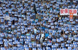 5月17日，在日本沖繩縣那霸市，反美軍基地的抗議者在集會上手舉「不要邊野古新基地」的標語。（新華社／歐新中文）