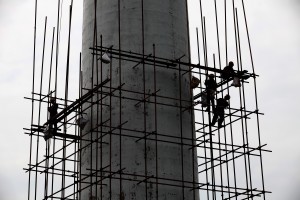北京建四熱電中心助改善空氣品質。圖為工人們在搭建鷹架，準備拆除北京市豐台供暖所右安門外翠林鍋爐房的煙囪。（新華社 金立旺 攝）