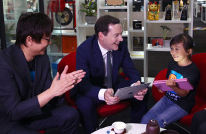 9月20日，英國財政大臣奧斯本（中）在北京科技寺創業空間與一位小女孩用軟體交流。當日，奧斯本抵達北京開啟為期一周的來華訪問。 （新華社 殷剛 攝）