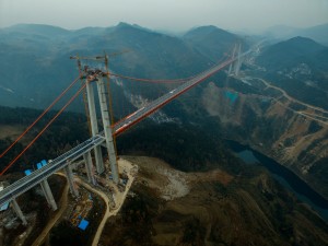 這是航拍的清水河大橋，該橋下方還有一個棉花渡大橋，形成「姐妹橋」。  （新華社 歐東衢 攝）