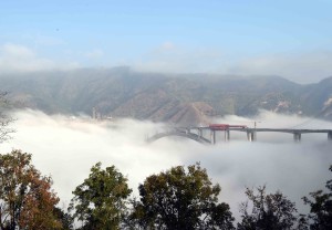 雲霧中的雲桂鐵路南盤江特大橋。（新華社 楊宗友 攝）