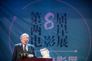 台灣電影代表團團長、導演李行在第八屆兩岸電影展之台灣電影展開幕式上發言。（新華社 覃海石 攝）
