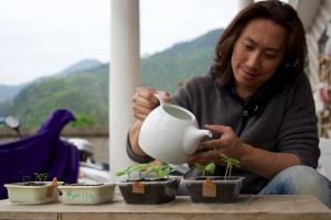 王代平用自己製作的茶壺為朋友從世界各地送來的蔬菜種子澆水。（新華社 胡晨歡 攝）