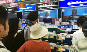 日本明仁天皇透過電視向日本公眾流露生前退位意向。（新華社 華義 攝）