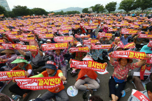南韓星州郡民眾抗議美國部署薩德反導系統。