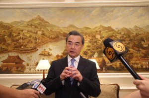 大陸外交部長王毅針對南海仲裁案接受媒體採訪說明立場。