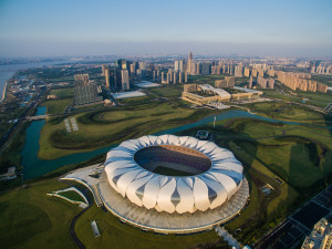 G20峰會會場：杭州國際博覽中心（後方）和杭州奧體中心主體育場。 （新華社 徐昱 攝） 