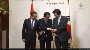 第八次中日韓外長會議在東京舉行。（電視截圖）