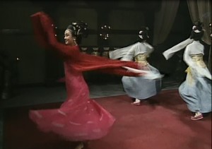 在《三國演義》擔任貂蟬演員陳紅替身歌妓所呈現的曼妙舞姿。（中央電視台提供）
