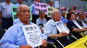台灣地區政治受難人：真正的「轉型正義」是結束兩岸對抗 24位台灣白色恐怖政治受難人10月20日聚集凱道，這些老者平均年齡80歲以上，總坐牢刑期超過300年，他們作為民族內戰與兩岸對抗下的歷史見證者，他們認為單單指出當年執政者是威權結構的人權加害者，並以此謬為「轉型正義」的全部內容，遠遠不足以糾正台灣社會在歷史扭曲發展下造成的錯誤。他們呼籲蔡英文應以終結兩岸敵對狀態作為「轉型正義」的具體內容，並以簽署兩岸和平協議作為兩岸和平發展的制度性保障。（本報照片）