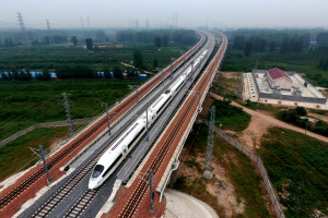 一列試運行的動車組列車行駛在鄭徐高鐵上。（新華社 李安 攝）