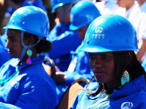 戴著「中國中鐵」安全帽的衣索比亞工程人員。