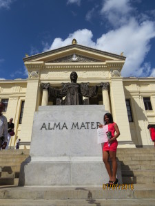 Alma Mater銅像，當天有學院舉行的結業典禮，右圖為學生與Alma Mater合影。