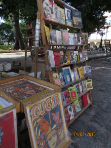 兵器廣場的假日二手書市集，展示哈瓦那的文藝氣息。