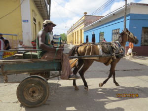 特立尼達街景，傳統馬車馱運依然存在。