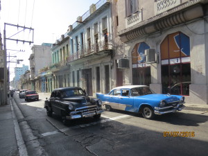 哈瓦那街上盡是古董汽車奔跑著。