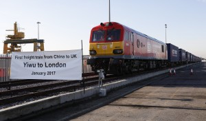 2017年1月18日，首趟從中國大陸開往英國的中歐貨運列車抵達英國倫敦的火車站。 （新華社 韓岩 攝）