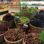 烏魯木齊的超市內販賣著不同品種的新鮮葡萄。