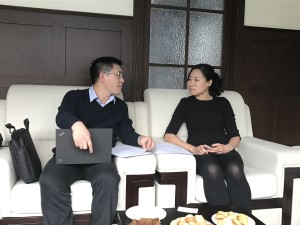 南僑集團重慶分公司首席商務副代表王淑靜接受採訪（右一）。（新華社 陳舒 攝）