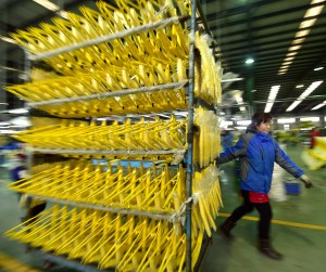 在天津飛鴿車業發展有限公司的車間裡，工人在轉運ofo共用單車零部件。  （新華社　岳月偉　攝） 
