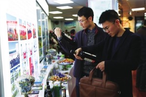 重慶首屆台灣直購展銷會上，消費者在選購商品。