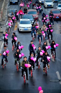 天津某商場聯手共用單車企業舉辦「為愛騎行」活動。 （新華社 胡淩雲 攝）