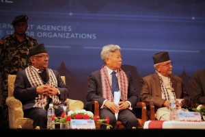 尼泊爾總理普拉昌達（左）和亞投行行長金立群（中）出席尼泊爾2017年投資峰會。  （新華社 周盛平 攝） 