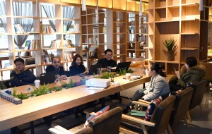 青年創業者在重慶兩江新區雙創空間內交流。 （新華社 王全超 攝）