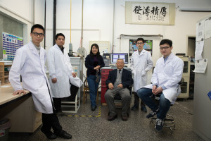 超導「大玩家」趙忠賢院士（右三）和學生、同事在實驗室裡。（新華社 金立旺 攝）