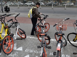 在北京市石景山區銀河大街，一名共用單車使用者從推薦停車點取車。 （新華社 張晨霖 攝） 
