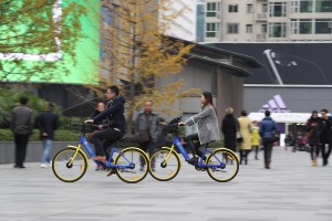 兩名市民在成都市紗帽街騎著共用單車。（新華社 江巨集 攝）