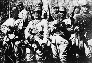東北義勇軍在共產黨領導下壯大成為東北抗日聯軍，發動廣大民眾參加抗戰。