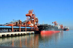輪船靠泊在黃驊港煤炭碼頭。 （新華社 牟宇 攝）
