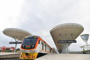 一列旅客列車停靠在肯亞蒙內鐵路蒙巴薩西站，準備駛向首都內羅畢。     （新華社 孫瑞博 攝） 