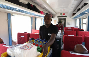 服務員在肯亞蒙內鐵路列車上售賣商品。 （新華社 李百順 攝）