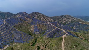 張家口市宣化區劉家窯村荒山上的扶貧太陽能發電場。 （新華社 楊世堯 攝）