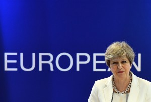 6月23日，在比利時布魯塞爾，英國首相特雷莎梅出席新聞發佈會。  （新華社／法新）