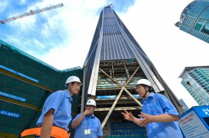 大陸中建一局的工程師在深圳平安金融中心工地商討方案。 （新華社 毛思倩 攝）