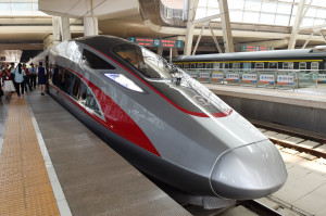 停靠在北京南站的大陸最新高鐵「復興號」。（新華社 鞠煥宗 攝）