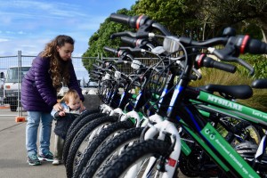 近日，紐西蘭惠靈頓幾名華人青年創立的公司啟動了名為「Mtshare」的共用單車專案。圖為惠靈頓街頭，一個孩子觀察共用單車。（新華社 宿亮 攝）