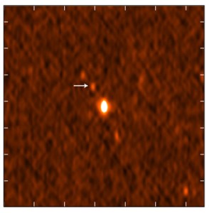 人類首次「看到」引力波事件。這張由加州理工學院、美國國家航空航天局和GROWTH望遠鏡網路提供的圖片顯示，紫外、紅外和射電波望遠鏡觀測到位於NGC4993星系的兩個中子星合併過程中發出的電磁波信號。（新華社）