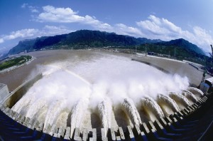 三峽大壩的壩體承受著巨大水壓。(新華網圖片)