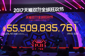 「2017天貓雙11全球狂歡夜」晚會上，阿里巴巴平臺的大屏顯示1小時交易額突破555億元人民幣。（新華社 黃宗治 攝）