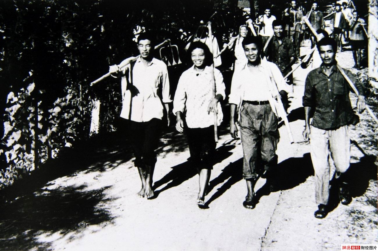當年的吳仁寶與村班子成員。