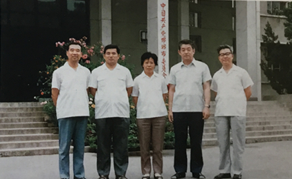 1985年，張洽在邯鄲市任副市長時，與幾位市委副書記、副市長合影。