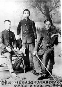日據時期台灣醫學院培養的第一代台灣醫生，圖中手拿長棍的是李應章。