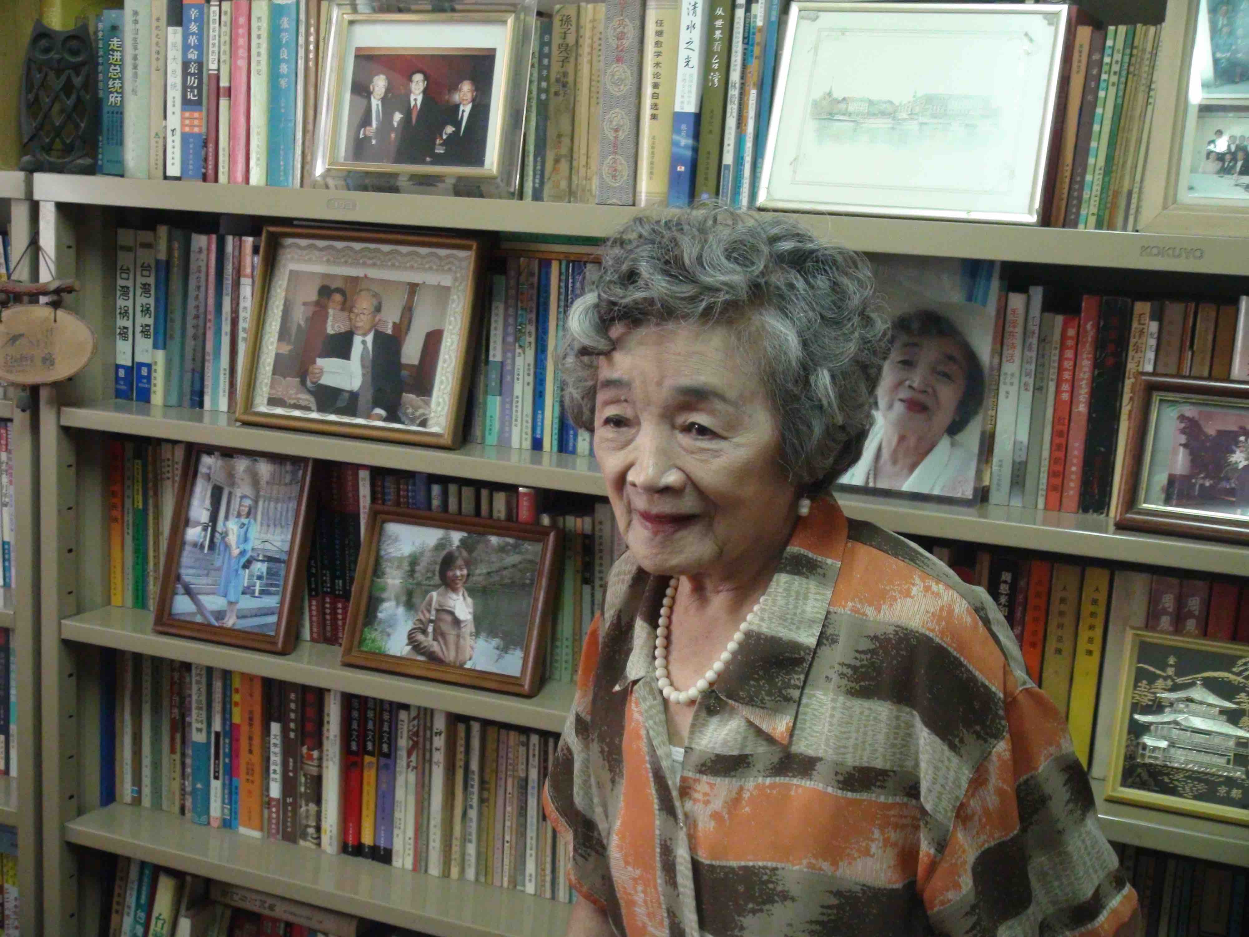 李玲虹在自家書房接受採訪。