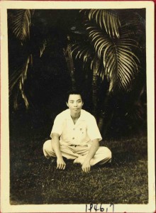 台灣光復後鄭堅脫下軍裝到彰化女中任教，1946年7月攝於彰化女中校園內（徐波提供）。