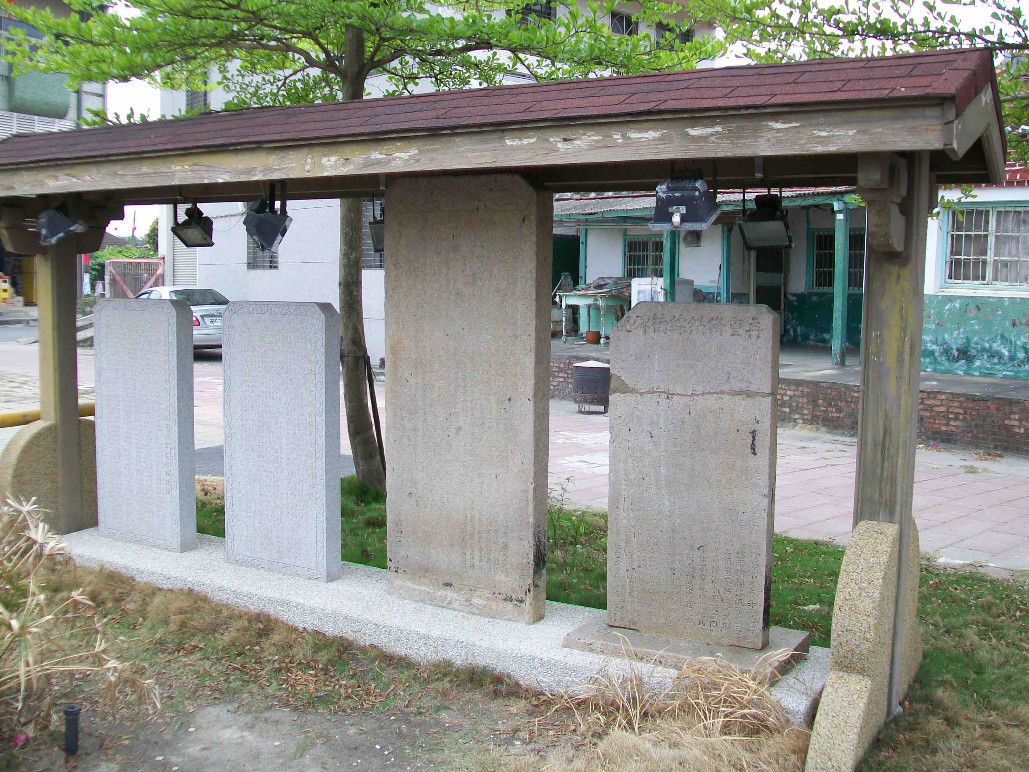 鐵線橋通濟宮廟埕前的清代古石碑。