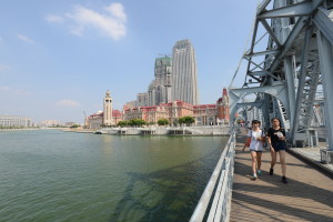 解放橋上可以望見海河歷史建築區